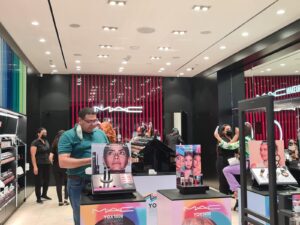 MAC en Multiplaza con su campana YOx1000 