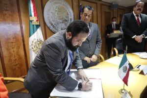 Luis Redondo firma convenio con Cáma de Diputados de México