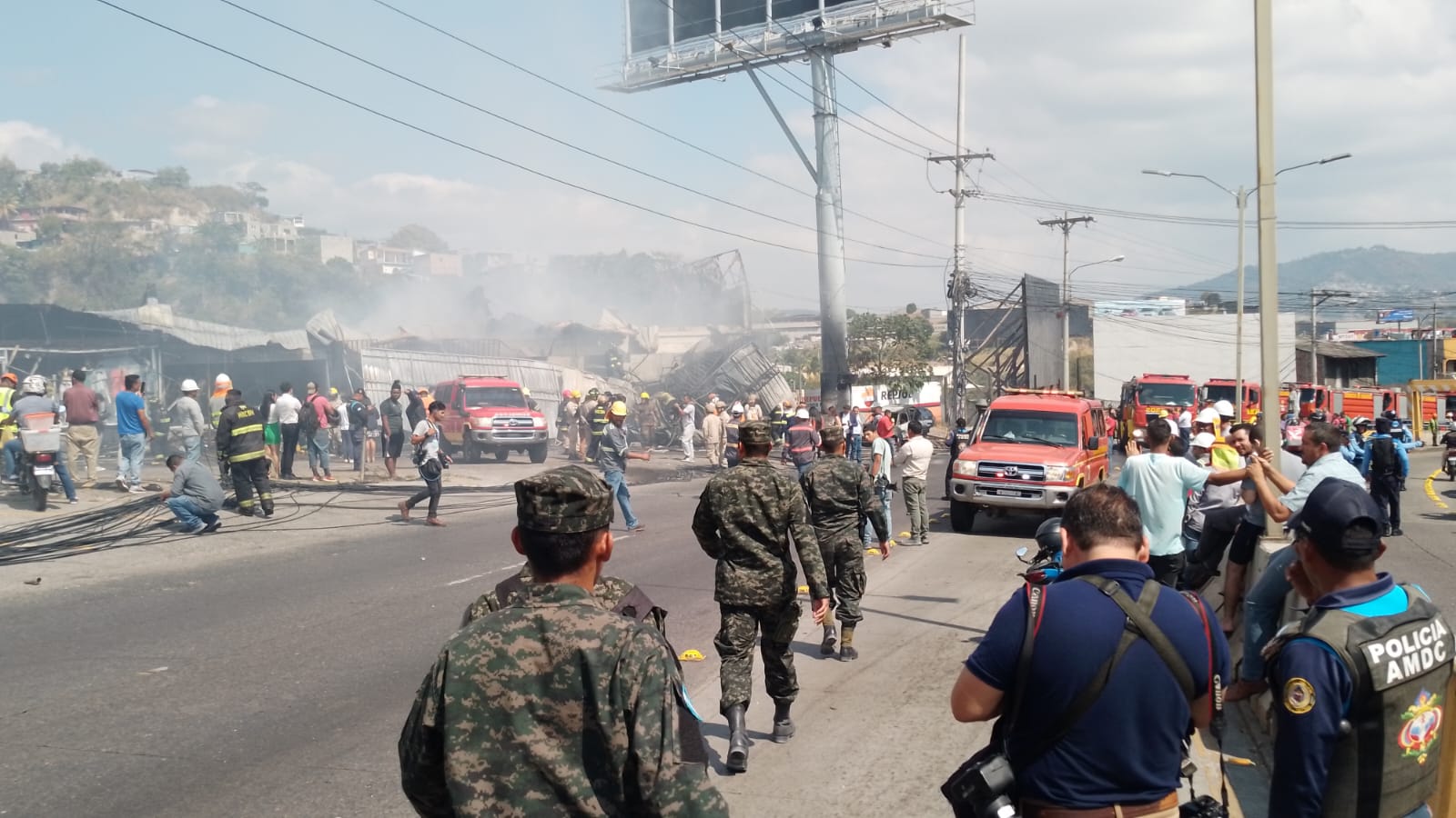 Voraz Incendio Consume Negocio De Llantas Y Vehículo En La Capital