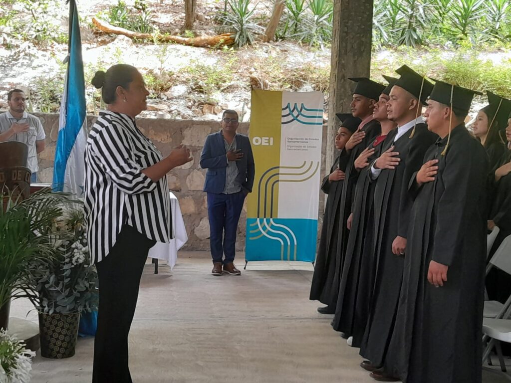 ALUMNOS ENTONANDO EL HIMNO NACIONAÑ