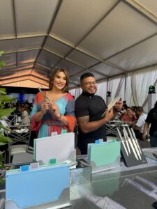 La presentadora Carolina Lanza y el chef Roberto Espinal, muestran dos piezas de la exclusiva colecci&oacute;n de cuchillos Core Chef.