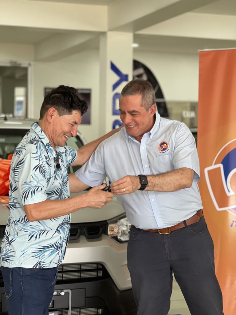 Loto entrega el primer carro de “Dobleteá tu Suerte” a un ganador capitalino
